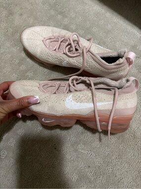 Nike VaporMax Flyknit Sneakers - Pale Pink/White